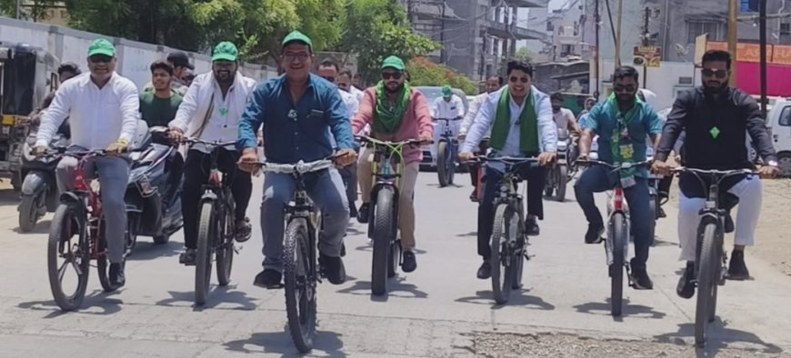 ईव्ही कार खरेदीच्या निषेधार्थ एमआयएमची गांधीगिरी, सायकलवर बसुन मनपात दाखल नगरसेवक...!
