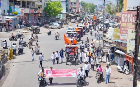 शेतकऱ्यांची संपूर्ण कर्जमुक्ती साठी शिवसेनेची शहरात "बळीराजा गर्जना " ट्रॅक्टर रॅली