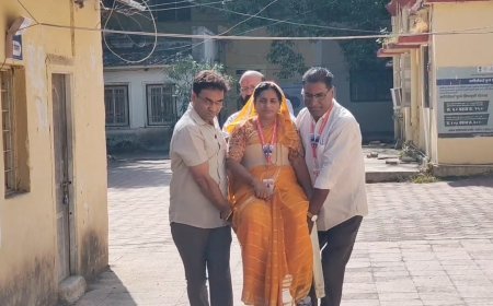 मतदान केंद्रावर व्हिलचेअर नसल्याने उडाला गोंधळ, भाजपाच्या नगरसेविकेला उचलून नेण्याची नामुष्की...!