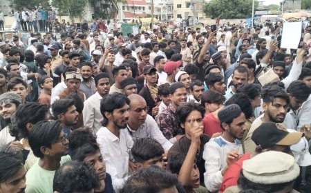 अटकेच्या मागणीसाठी आंदोलक युवक अक्रामक, दिल्लीगेट रस्ता केला जाम,  विभागीय आयुक्तांकडे निवेदन सादर
