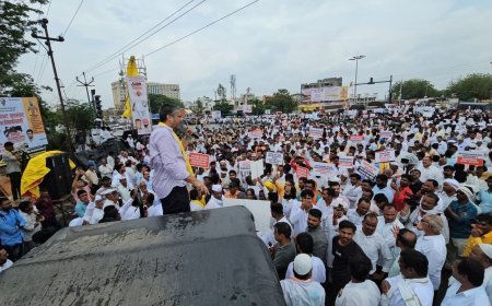 सरसकट कर्जमाफीसाठी रोहित पवार पुन्हा अक्रामक, शेतकऱ्यांचा केंब्रिज चौकात रस्ता रोको आंदोलनाने वाहतूक ठप्प...