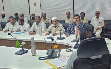जिल्हाधिकारी कार्यालयात रिक्षाचालकांच्या विविध प्रश्नांवर महत्वपूर्ण बैठक संपन्न...!
