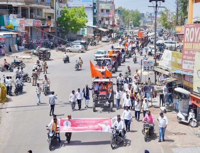 शेतकऱ्यांची संपूर्ण कर्जमुक्ती साठी शिवसेनेची शहरात "बळीराजा गर्जना " ट्रॅक्टर रॅली