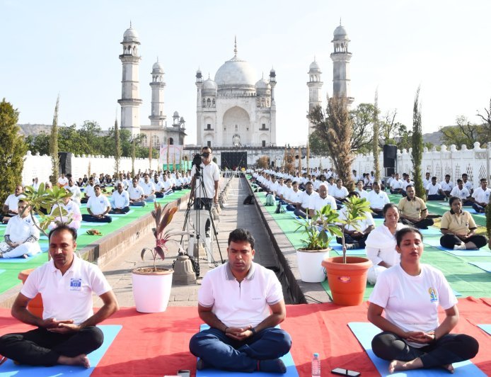 आंतरराष्ट्रीय योग दिन, बिबी का मकबरा आणि विभागीय क्रीडा संकुलात सामूहिक योगासन...!
