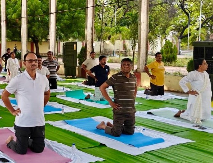 रेल्वे विभागात आंतरराष्ट्रीय योग दिन उत्साहात साजरा...!