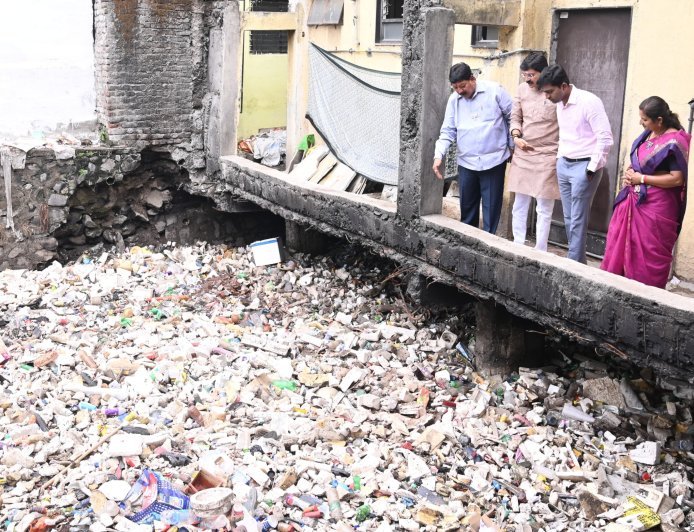औषधीभवन लगतच्या नाल्याची पाहणी, समस्येवर कायमस्वरूपी उपाययोजना करण्याचे आयुक्तांचे आदेश...!