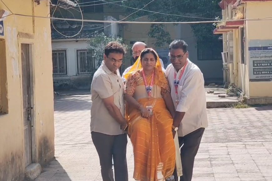 मतदान केंद्रावर व्हिलचेअर नसल्याने उडाला गोंधळ, भाजपाच्या नगरसेविकेला उचलून नेण्याची नामुष्की...!