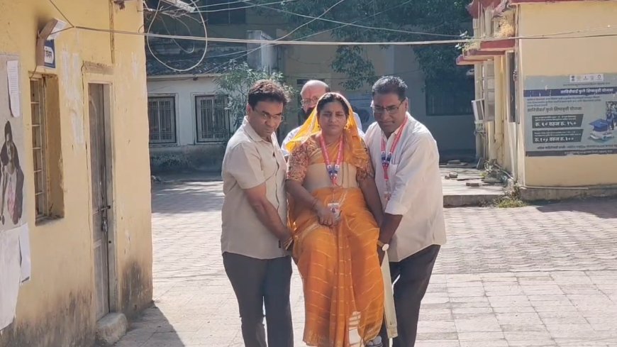 मतदान केंद्रावर व्हिलचेअर नसल्याने उडाला गोंधळ, भाजपाच्या नगरसेविकेला उचलून नेण्याची नामुष्की...!
