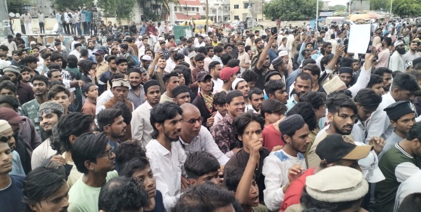 अटकेच्या मागणीसाठी आंदोलक युवक अक्रामक, दिल्लीगेट रस्ता केला जाम,  विभागीय आयुक्तांकडे निवेदन सादर