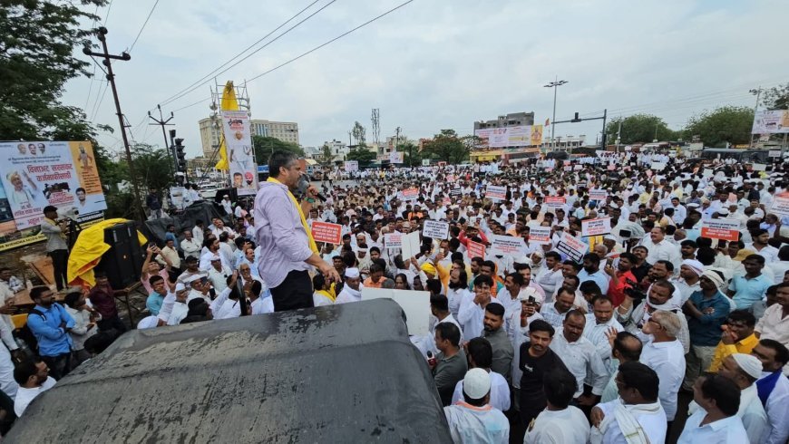 सरसकट कर्जमाफीसाठी रोहित पवार पुन्हा अक्रामक, शेतकऱ्यांचा केंब्रिज चौकात रस्ता रोको आंदोलनाने वाहतूक ठप्प...
