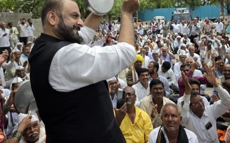 आदर्श घोटाळा, ठेविदारांचे थाळीनाद आंदोलनाने जिल्हाधिकारी कार्यालय परिसर दणाणून सोडला...!