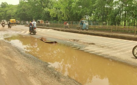 शहरात खड्डे, खड्डे बुजवण्याची यंत्रणा रस्त्यावर पण व्हिआयपी रोडवरील खड्डे कधी बुजवणार, हर्सुल जेलसमोर सिमेंट रस्ता खोदला दुरुस्ती नाही...!