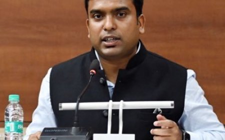मतदान केंद्र स्तरीय अधिका-यांनी मतदारांच्या गृहभेटीतच कामकाज करावे - जिल्हाधिकारी विनय गौडा जी.सी.