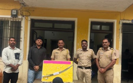 बेकायदेशीर तलवारीसह युवकाला केली अटक...