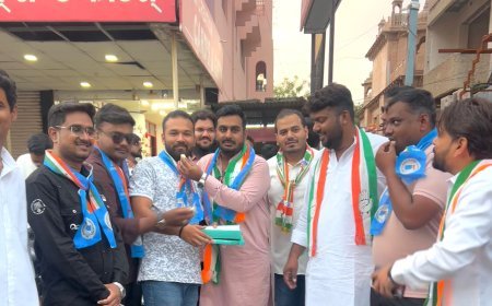 शिक्षणमंत्र्यांच्या राजीनाम्यानंतर एनएसयुआयने मिठाई वाटप करत जल्लोष केला...