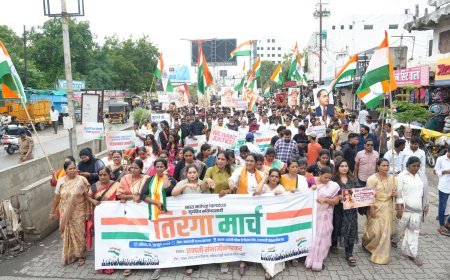 शहरात निघालेल्या तिरंगा यात्रेला हजारोंचा जनसागर लोटला