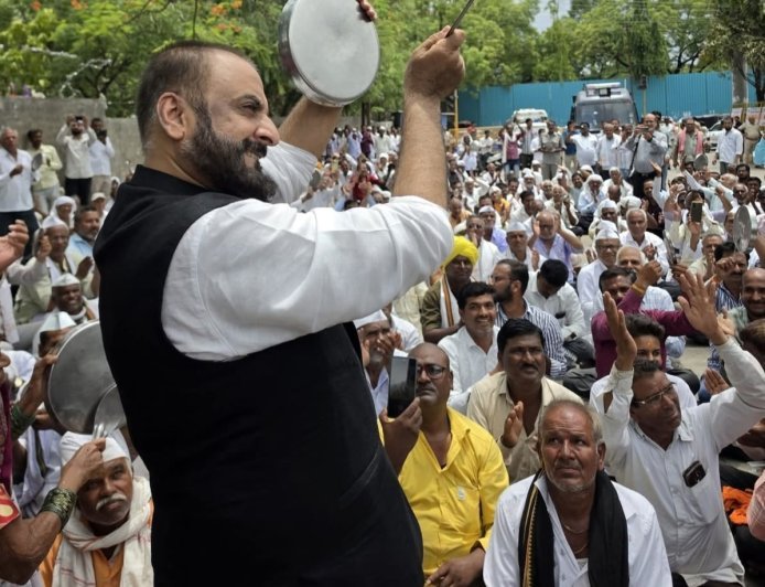 आदर्श घोटाळा, ठेविदारांचे थाळीनाद आंदोलनाने जिल्हाधिकारी कार्यालय परिसर दणाणून सोडला...!