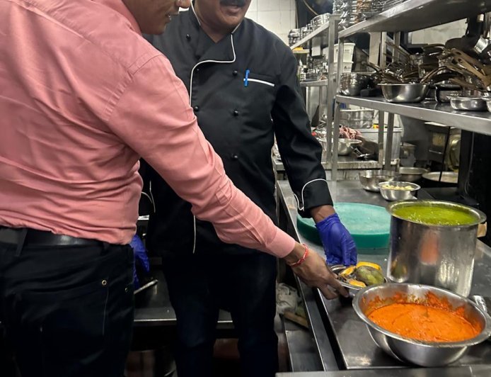 शहरातील रेस्टॉरंटवर छापा, बुरशी आलेले अन्न, अस्वच्छता, परवाने केले निलंबित...!