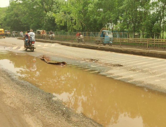 शहरात खड्डे, खड्डे बुजवण्याची यंत्रणा रस्त्यावर पण व्हिआयपी रोडवरील खड्डे कधी बुजवणार, हर्सुल जेलसमोर सिमेंट रस्ता खोदला दुरुस्ती नाही...!