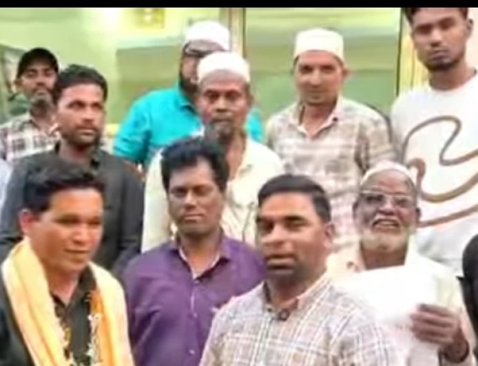 शहरातील प्रभाग क्रमांक 14 मध्ये बीएलओ 12 दिवसांनंतर रुजू, एमआयएमची स्वागत करुन गांधीगिरी...!