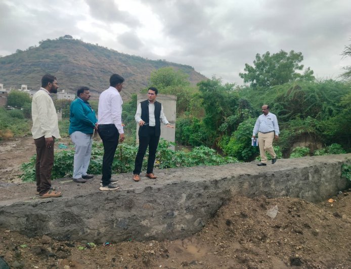 सातारा परिसरात नैसर्गिक नाल्यावरील अतिक्रमण काढले, दोन बिल्डरवर गुन्हा दाखल...!