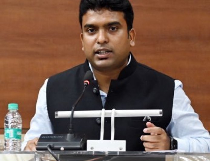 मतदान केंद्र स्तरीय अधिका-यांनी मतदारांच्या गृहभेटीतच कामकाज करावे - जिल्हाधिकारी विनय गौडा जी.सी.