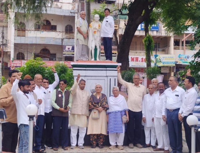 सोनम वांगचुक व विद्यार्थ्यांच्या आंदोलनाला पाठिंबा देण्यासाठी गांधी पुतळ्यासमोर लाक्षणिक उपोषण...!