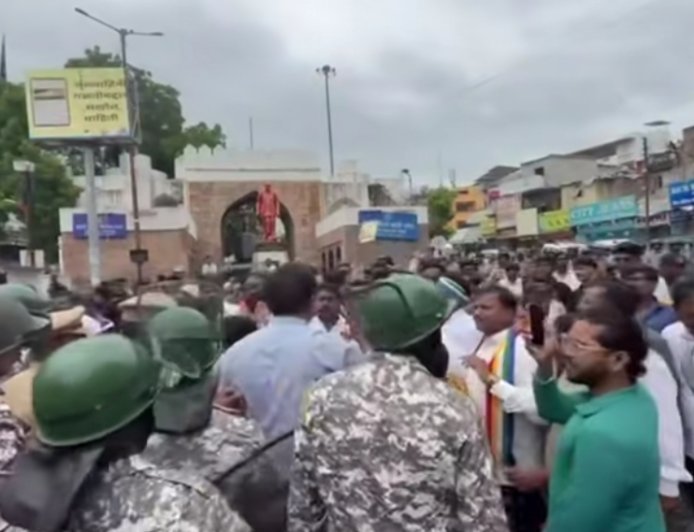वंचित बहुजन आघाडीने केले शहर बंद... बंदला संमिश्र प्रतिसाद, पोलिसांनी कार्यकर्त्यांना घेतले ताब्यात...!