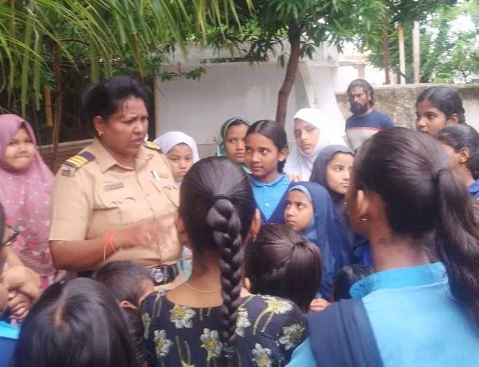 दामिनी पथकाकडून विद्यार्थ्यांना सुरक्षितता व जनजागृतीचे मार्गदर्शन