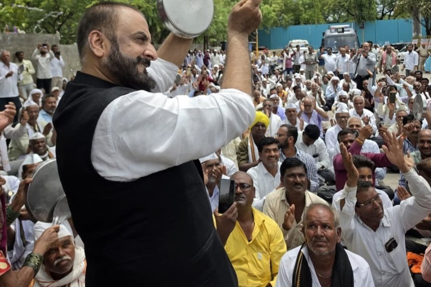 आदर्श घोटाळा, ठेविदारांचे थाळीनाद आंदोलनाने जिल्हाधिकारी कार्यालय परिसर दणाणून सोडला...!