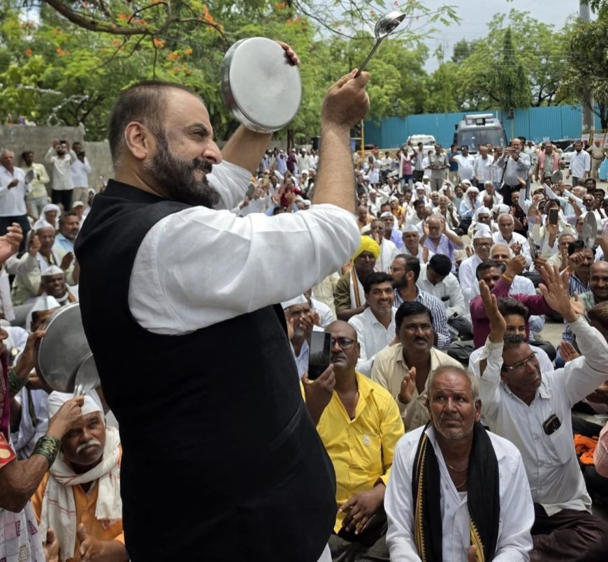 आदर्श घोटाळा, ठेविदारांचे थाळीनाद आंदोलनाने जिल्हाधिकारी कार्यालय परिसर दणाणून सोडला...!