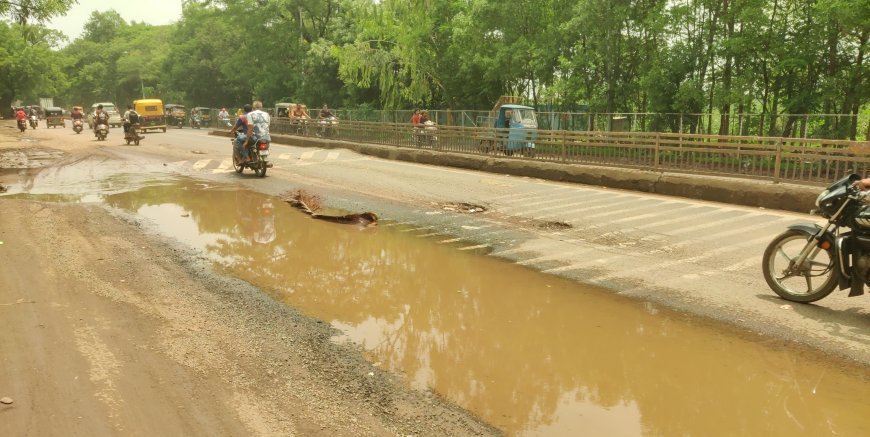 शहरात खड्डे, खड्डे बुजवण्याची यंत्रणा रस्त्यावर पण व्हिआयपी रोडवरील खड्डे कधी बुजवणार, हर्सुल जेलसमोर सिमेंट रस्ता खोदला दुरुस्ती नाही...!