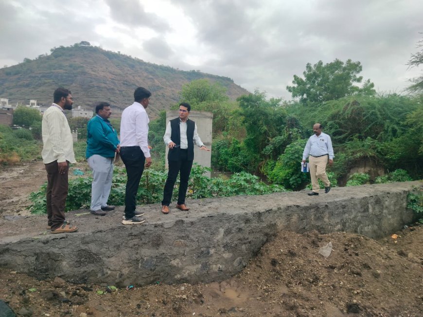 सातारा परिसरात नैसर्गिक नाल्यावरील अतिक्रमण काढले, दोन बिल्डरवर गुन्हा दाखल...!