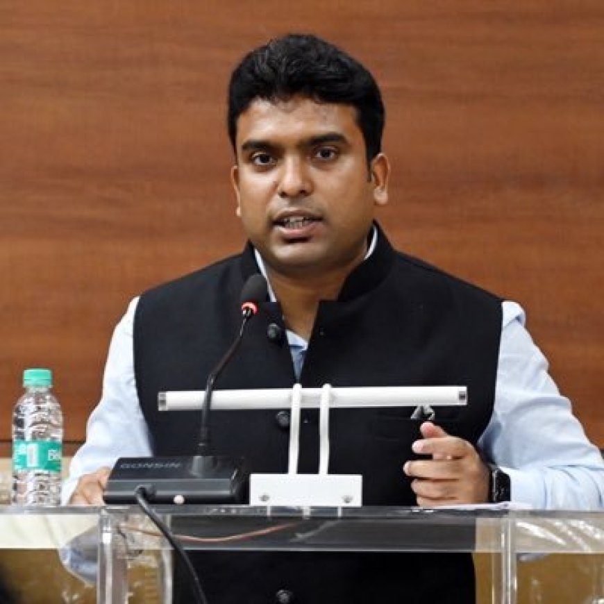मतदान केंद्र स्तरीय अधिका-यांनी मतदारांच्या गृहभेटीतच कामकाज करावे - जिल्हाधिकारी विनय गौडा जी.सी.