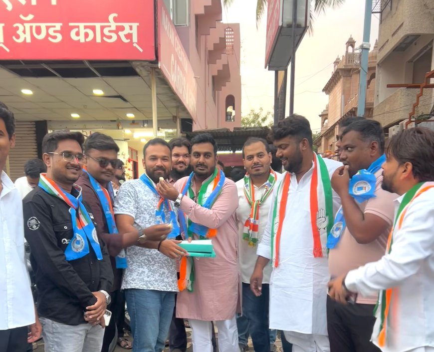 शिक्षणमंत्र्यांच्या राजीनाम्यानंतर एनएसयुआयने मिठाई वाटप करत जल्लोष केला...