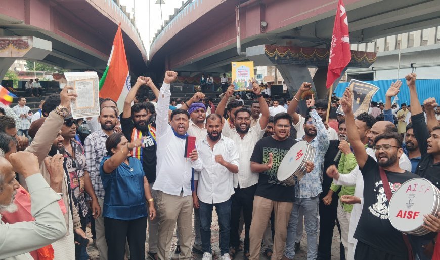 शिक्षणमंत्री धर्मेंद्र प्रधान यांचा राजीनामा, काॅकरोच जनता पार्टीचा क्रांतीचौकात जल्लोष...
