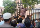 महापालिकेच्या प्रवेशद्वारावर दिव्यांग आंदोलक चढले, पाच टक्के निधी व प्रलंबित भत्यासाठी एमआयएमचे अक्रामक आंदोलन