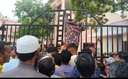 महापालिकेच्या प्रवेशद्वारावर दिव्यांग आंदोलक चढले, पाच टक्के निधी व प्रलंबित भत्यासाठी एमआयएमचे अक्रामक आंदोलन