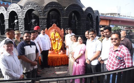 क्रांती दिनानिमित्त महापुरुषांच्या पुतळ्यांना पुष्पहार अर्पण करून अभिवादन...