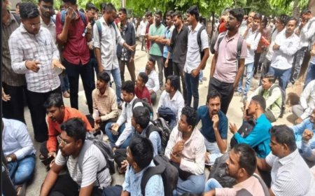 हायकोर्ट क्लार्क पदाच्या परीक्षेत तांत्रिक बिघाड, विद्यार्थी रस्त्यावर