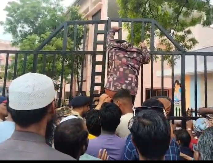 महापालिकेच्या प्रवेशद्वारावर दिव्यांग आंदोलक चढले, पाच टक्के निधी व प्रलंबित भत्यासाठी एमआयएमचे अक्रामक आंदोलन