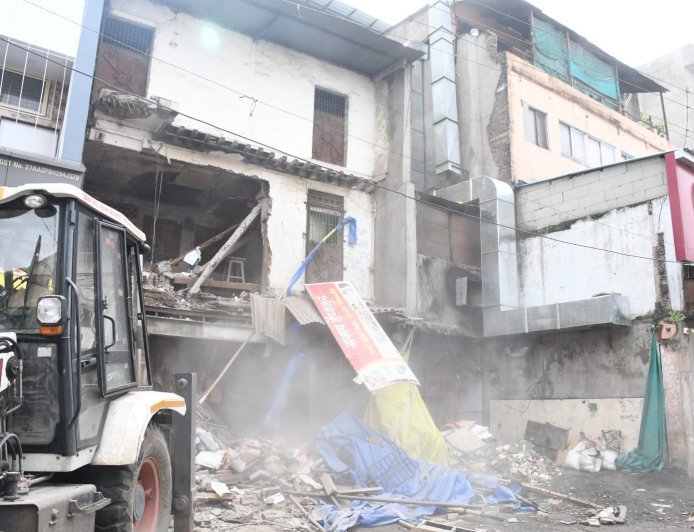 शहरातील आणखी 5 धोकादायक इमारतींवर फिरला महापालिकेचा बुलडोझर, 2 दिवसांत 10 इमारती जमीनदोस्त