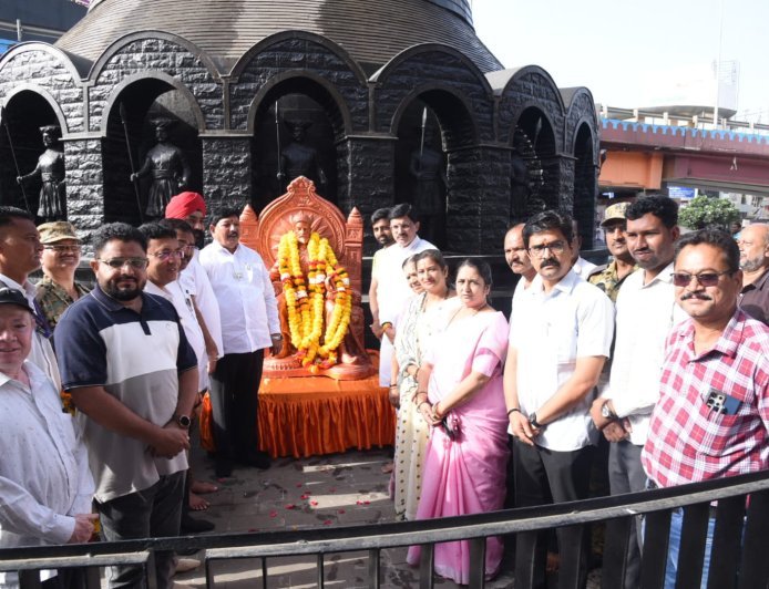 क्रांती दिनानिमित्त महापुरुषांच्या पुतळ्यांना पुष्पहार अर्पण करून अभिवादन...