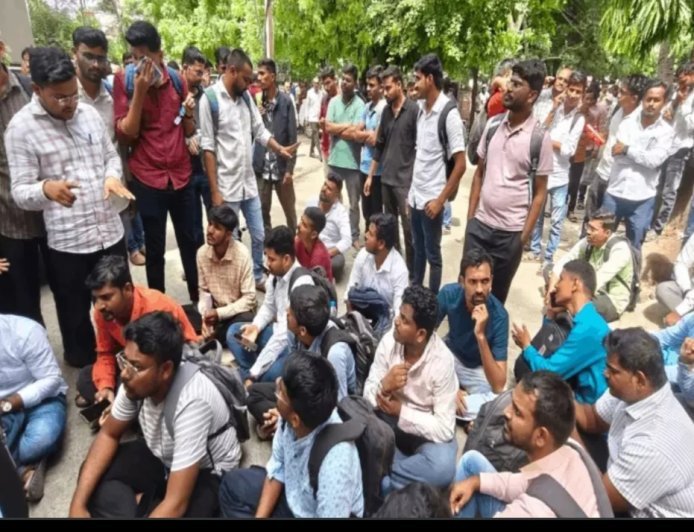 हायकोर्ट क्लार्क पदाच्या परीक्षेत तांत्रिक बिघाड, विद्यार्थी रस्त्यावर