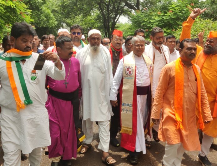 मराठा आरक्षणाच्या मागणीसाठी सर्वपक्षीय, सर्वधर्मीय शिष्टमंडळाचे विभागीय आयुक्तांना निवेदन