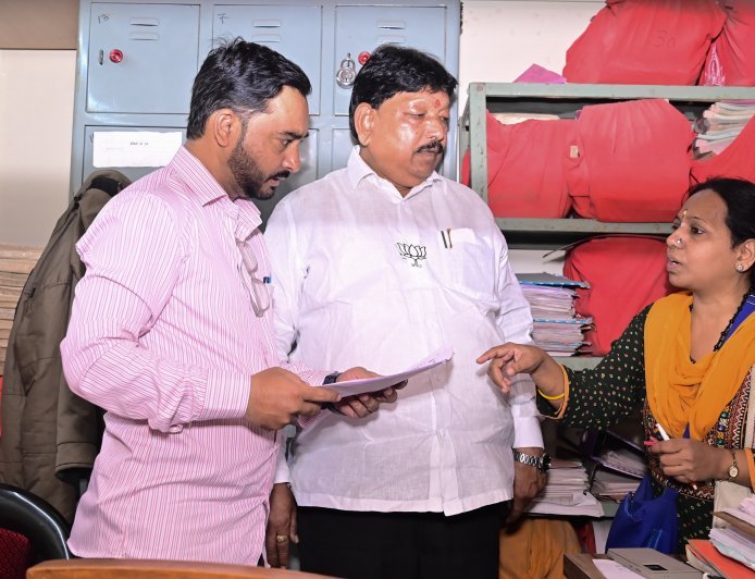 अनिल मकरिये यांची अचानक जन्म-मृत्यू विभागाला भेटीने खळबळ... तक्रारींची दखल