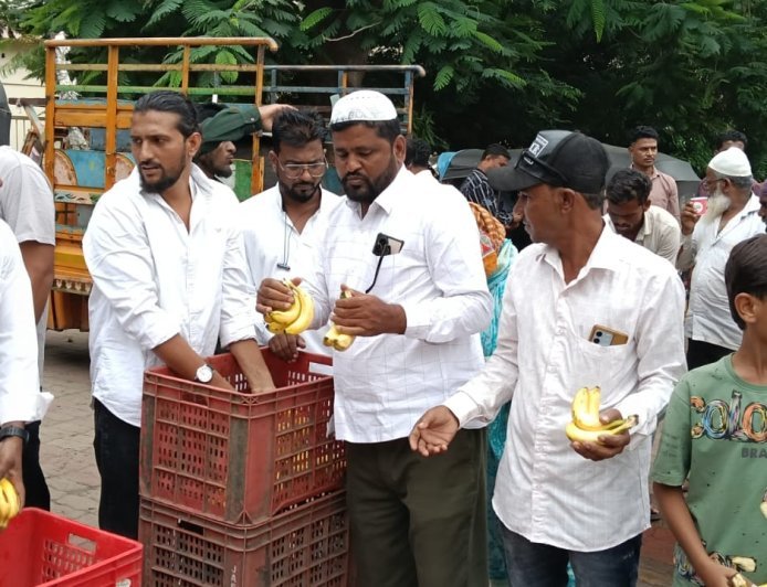 ईद-ए-मिलादुन्नबी सणानिमित्त घाटी रुग्णालयात फळे वाटप...