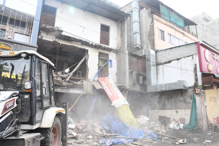 शहरातील आणखी 5 धोकादायक इमारतींवर फिरला महापालिकेचा बुलडोझर, 2 दिवसांत 10 इमारती जमीनदोस्त