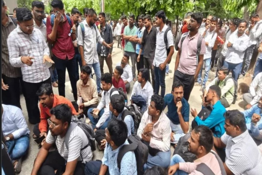 हायकोर्ट क्लार्क पदाच्या परीक्षेत तांत्रिक बिघाड, विद्यार्थी रस्त्यावर
