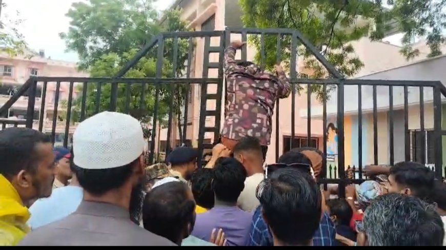महापालिकेच्या प्रवेशद्वारावर दिव्यांग आंदोलक चढले, पाच टक्के निधी व प्रलंबित भत्यासाठी एमआयएमचे अक्रामक आंदोलन